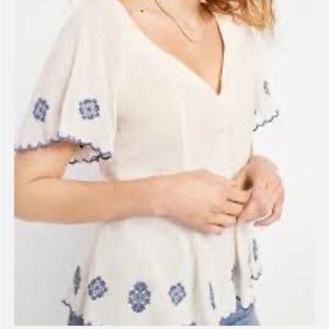 Old Navy Ivory Blue Embroidered Floral V-neck Cap Sleeve Blouse Size Medium NWT
